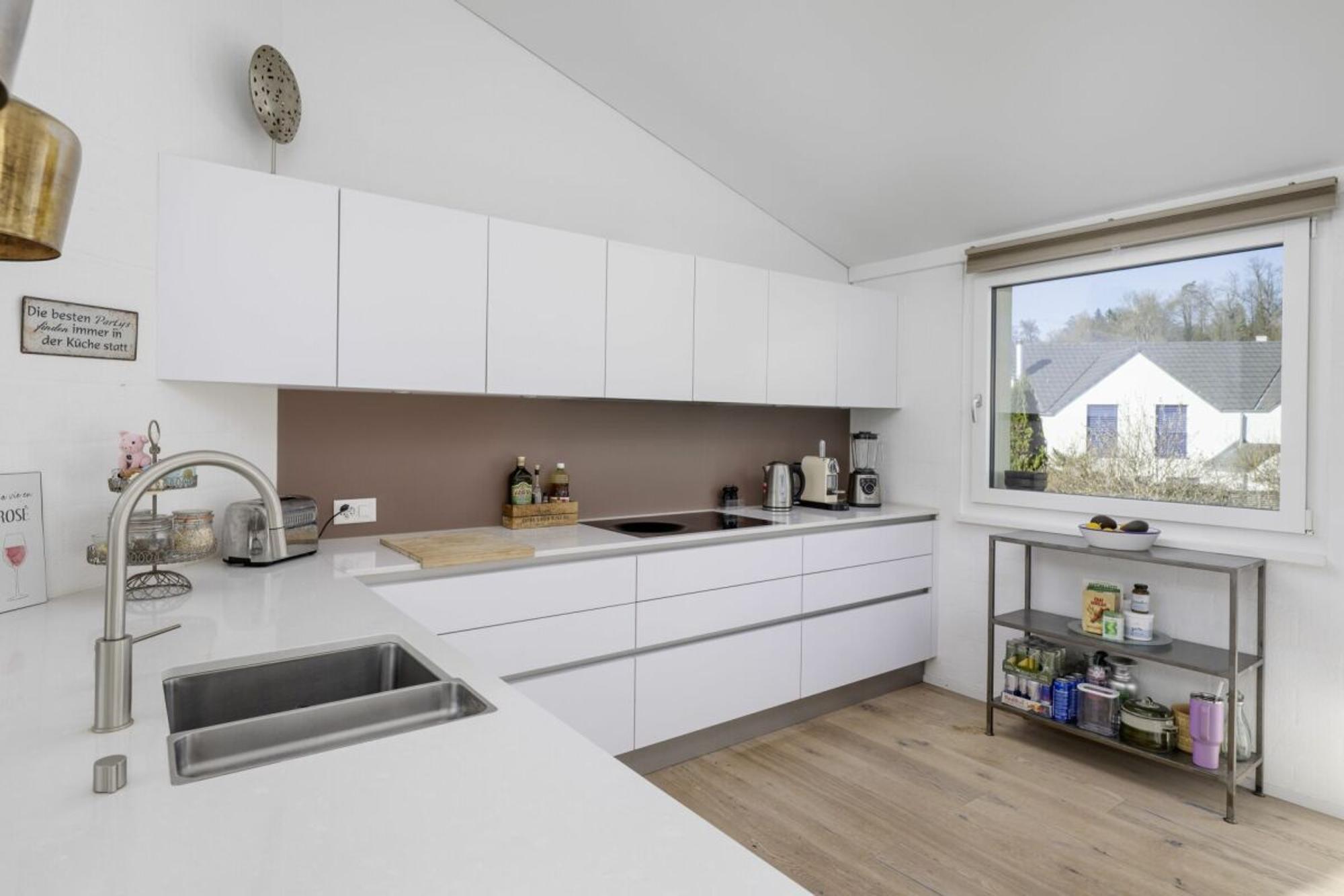 Sun-drenched mid-terrace house in a sought-after location - 4
