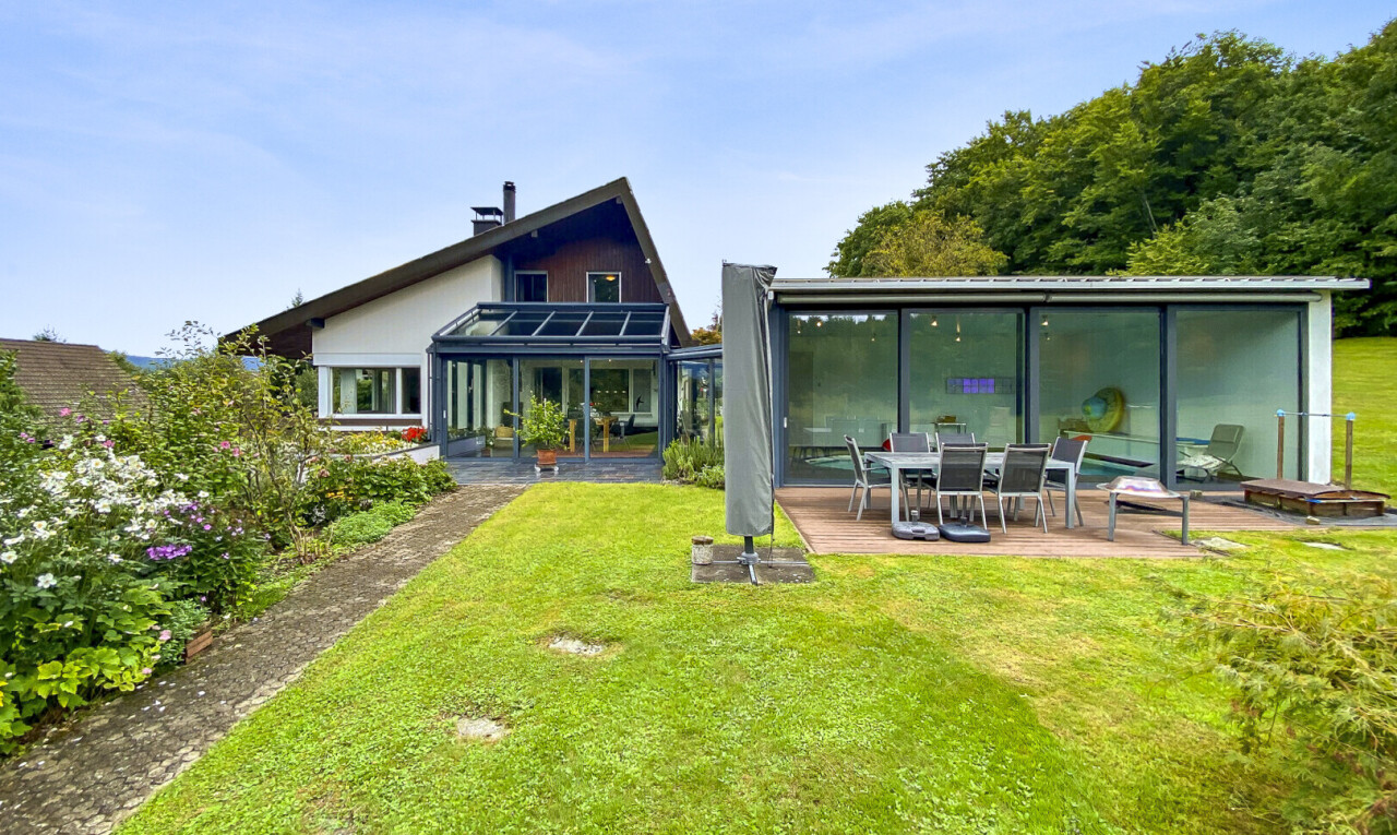 Wohnen am Waldrand mit Hallenbad, Wintergarten und Weitsicht - 0