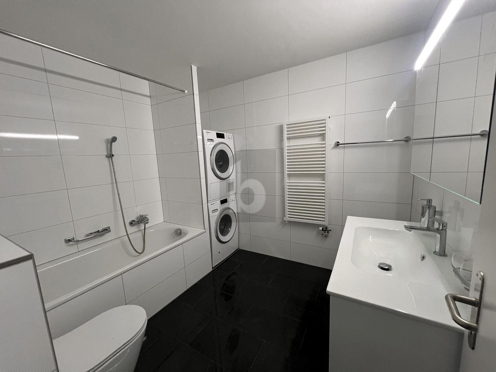 HELL MIT VIEL PLATZ, FRISCH RENOVIERT, - 4