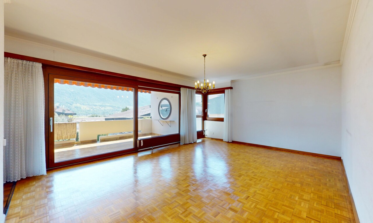 Spacious Top-Floor Apartment with Mountain Views in Sierre - 8
