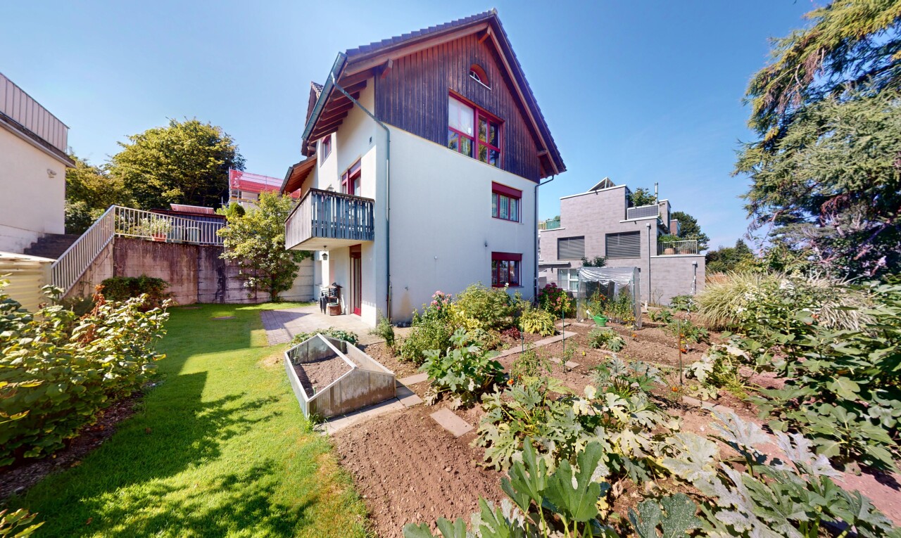 Freistehendes Einfamilienhaus mit viel Platz und Charme - 1