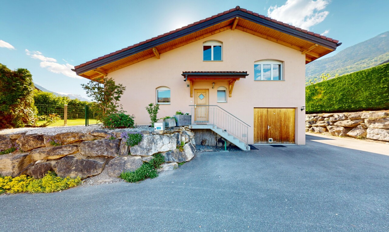 Familienhaus mit Garten, Terrasse und Bergblick - 0