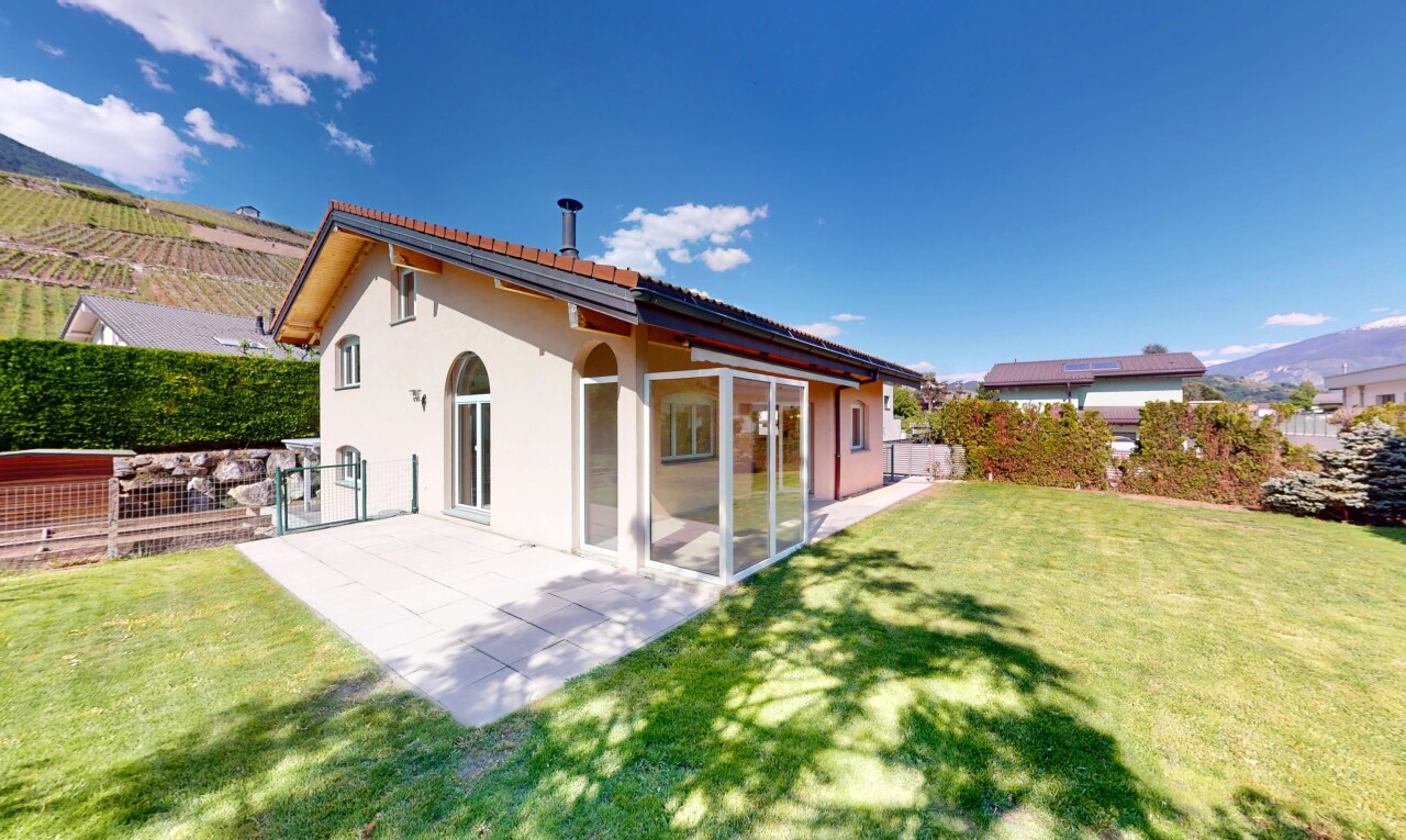 Familienhaus mit Garten, Terrasse und Bergblick - 1