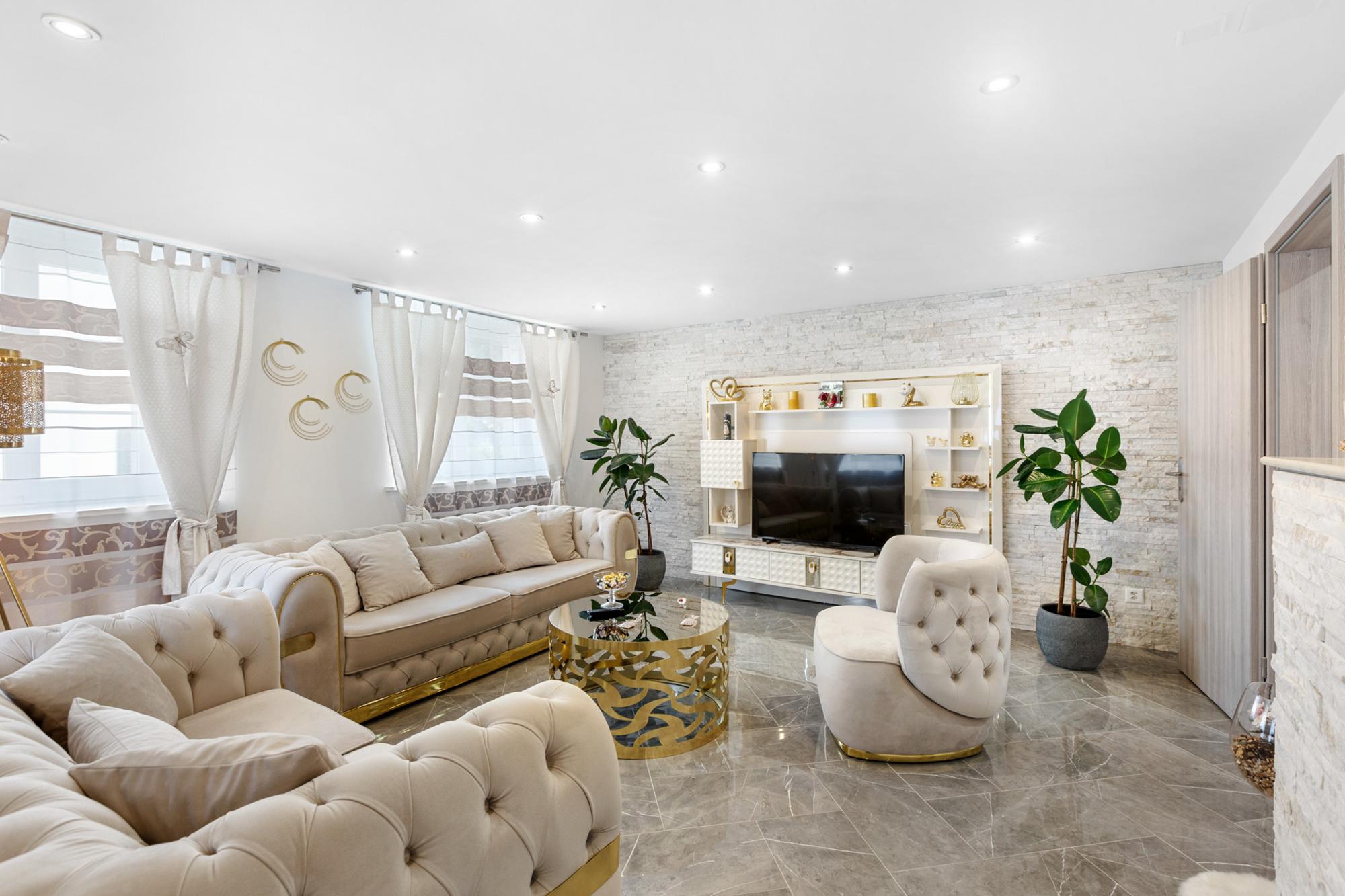 Living & working combined in style: a 5.5-corner house in a class of its own - 0