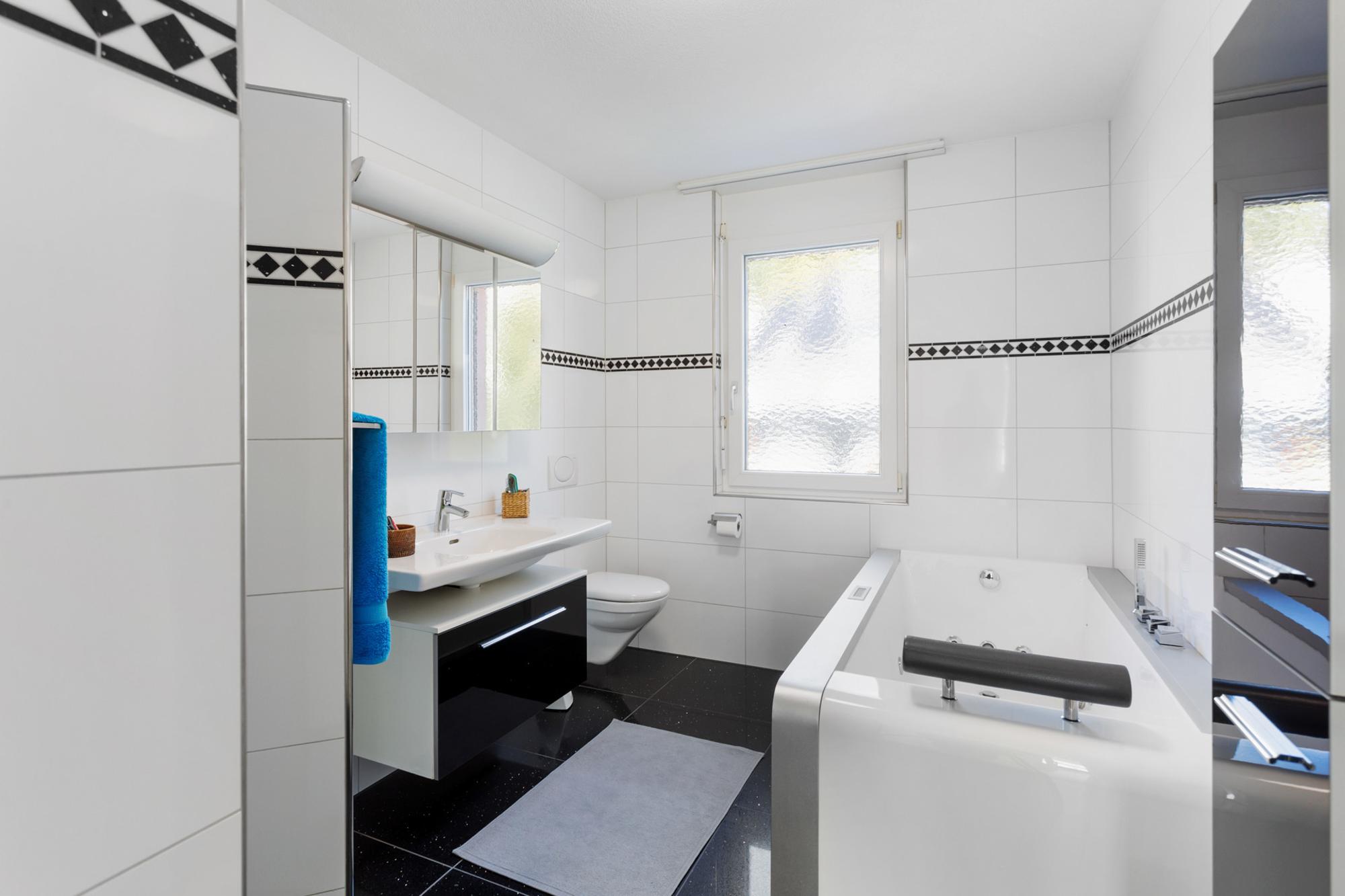 Unique 5.5-room attic apartment with dream terrace in Bülach - 11