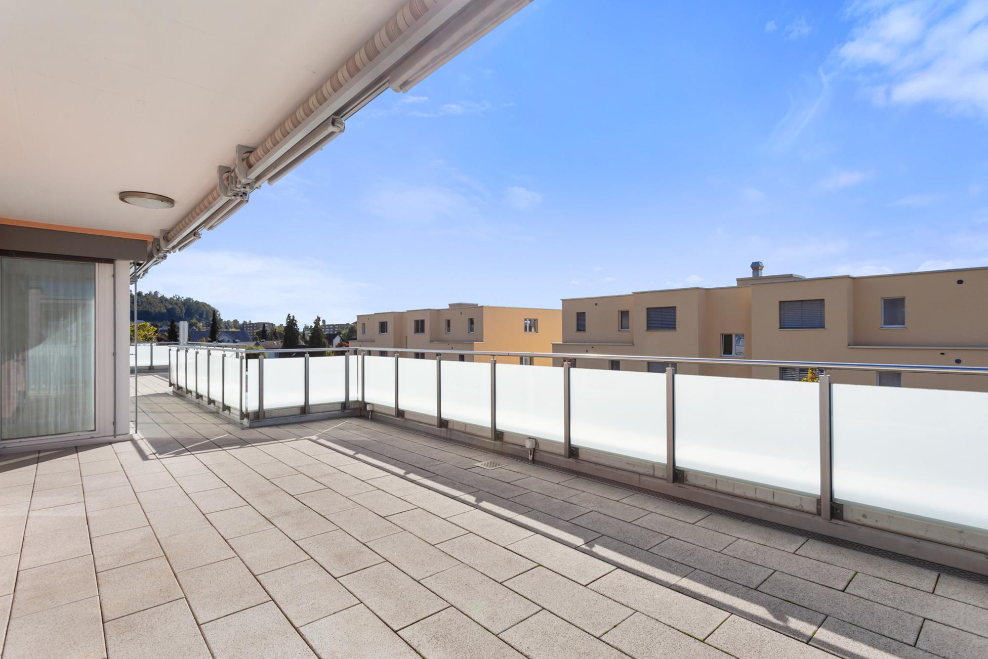 Unique 5.5-room attic apartment with dream terrace in Bülach - 4