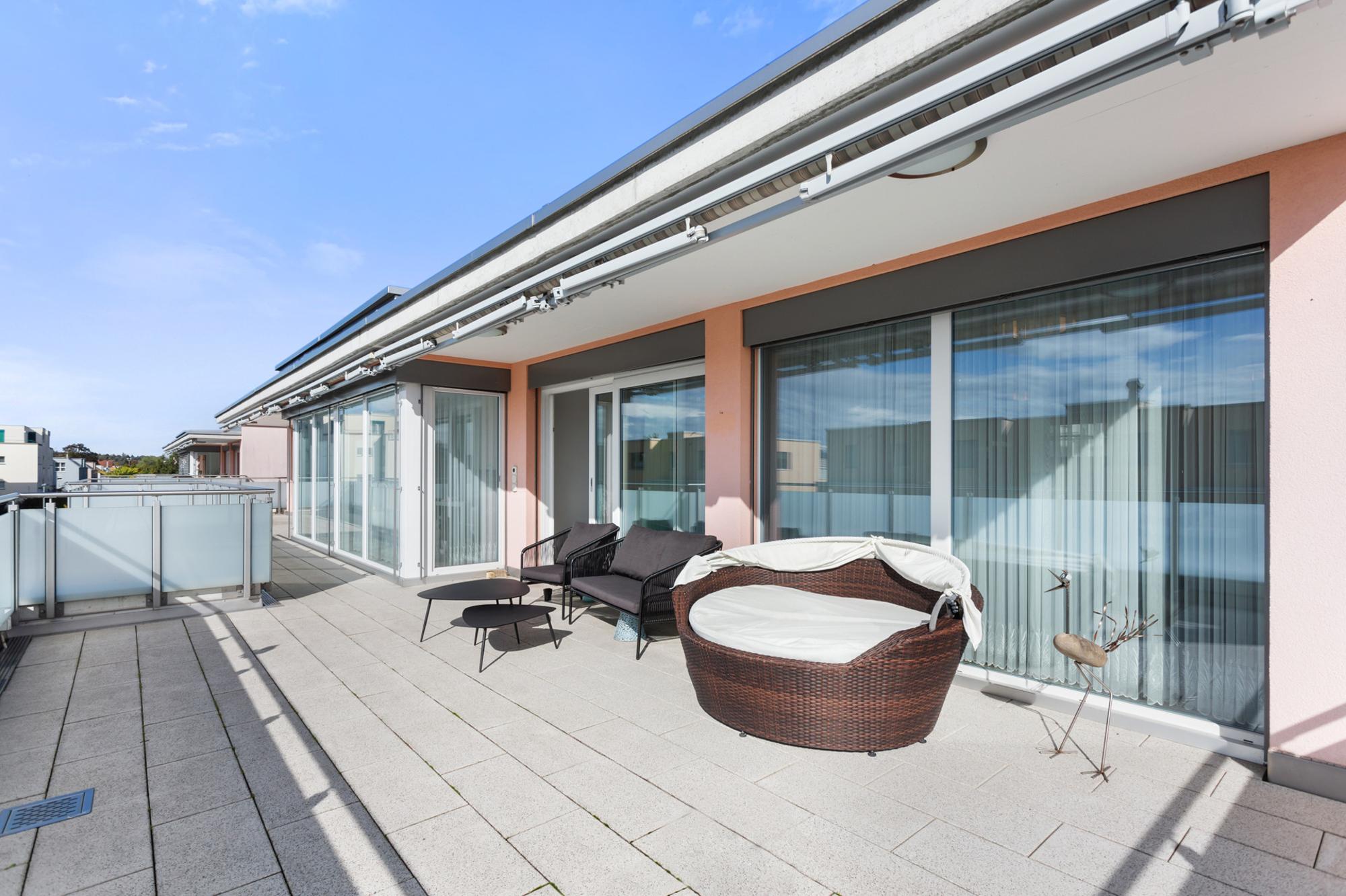 Unique 5.5-room attic apartment with dream terrace in Bülach - 3