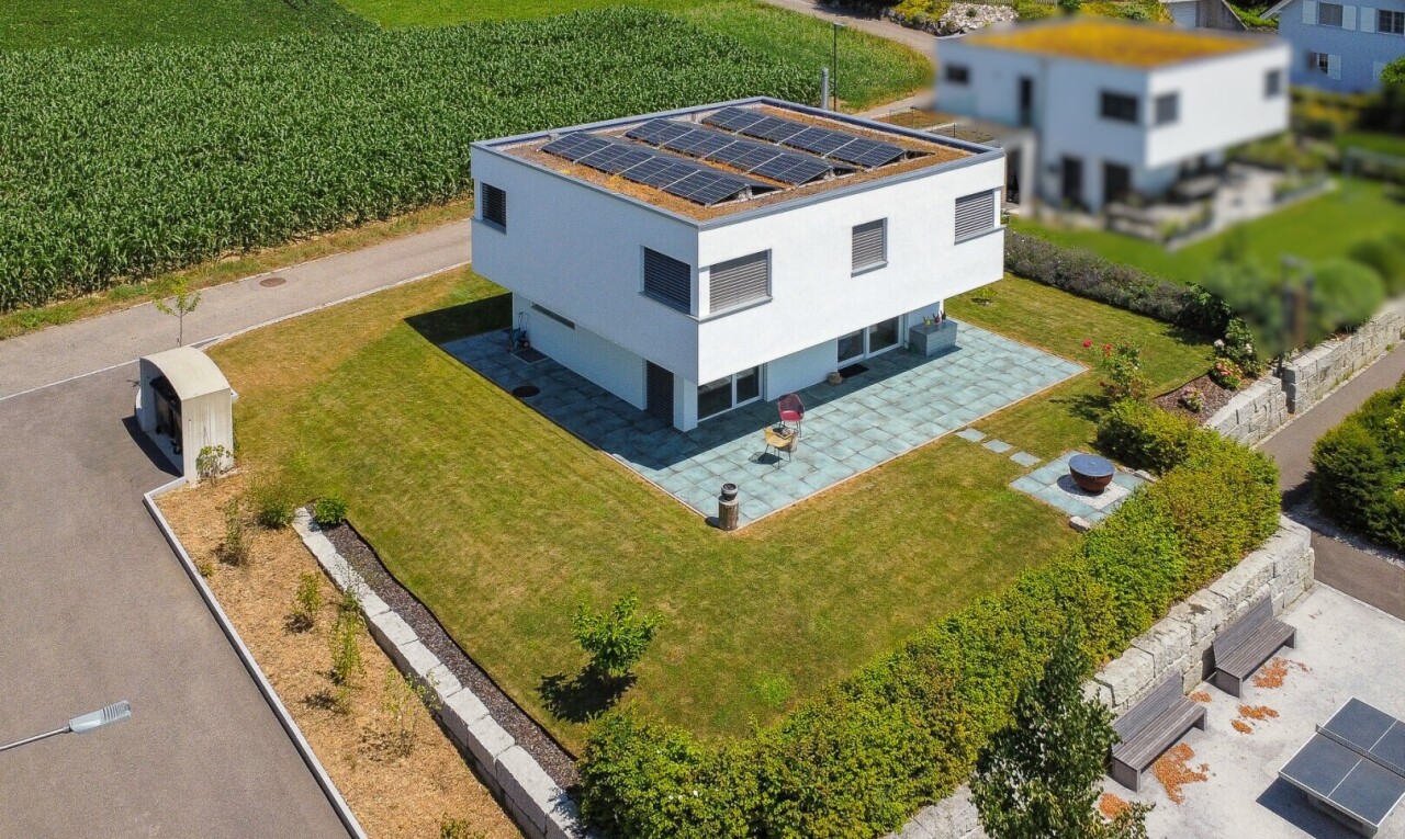 Neuwertiges EFH im Grünen mit Photovoltaikanlage und Doppelcarport - 0